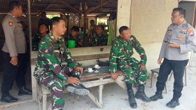 Salah satu yang merasakan manfaat tersebut adalah Warung Kopi milik Pak Yon. Sejak dimulainya pelaksanaan TMMD, warung sederhana itu semakin ramai dikunjungi personel Satgas TMMD maupun warga yang terlibat dalam kegiatan gotong royong.