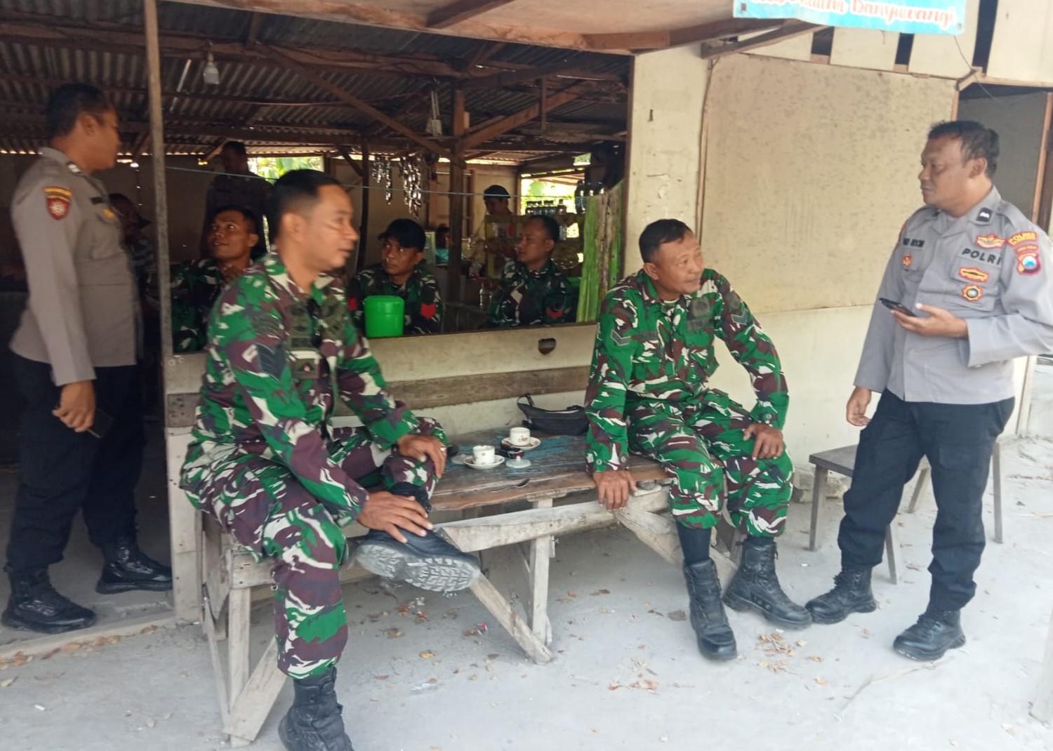 Salah satu yang merasakan manfaat tersebut adalah Warung Kopi milik Pak Yon. Sejak dimulainya pelaksanaan TMMD, warung sederhana itu semakin ramai dikunjungi personel Satgas TMMD maupun warga yang terlibat dalam kegiatan gotong royong.