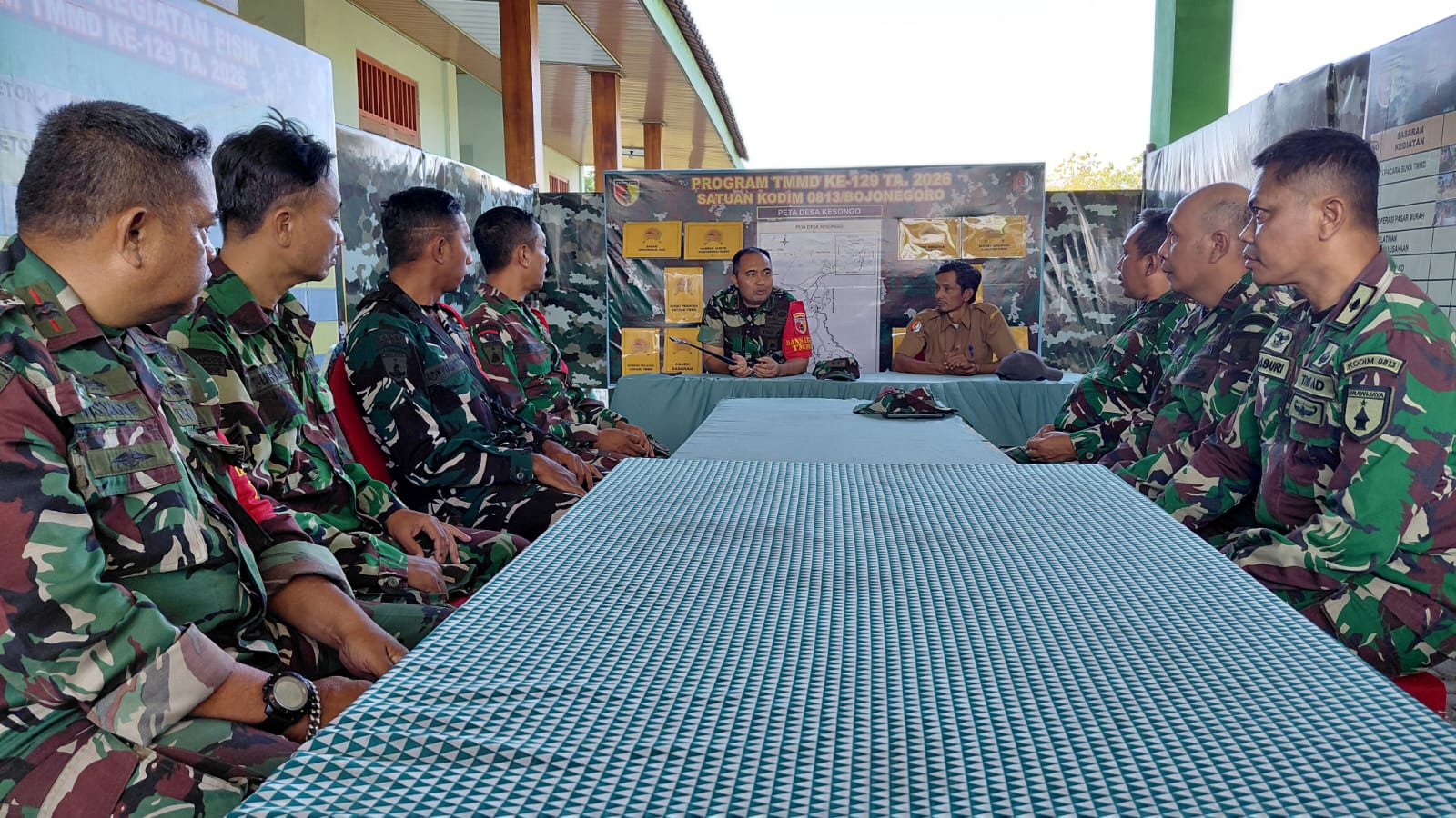 Saat memberikan arahan, Letkol Inf Dedy Dwi Wijayanto menekankan pentingnya menjaga disiplin, kekompakan, serta profesionalisme dalam menjalankan setiap tugas, baik di lapangan maupun di Posko sebagai pusat koordinasi kegiatan.