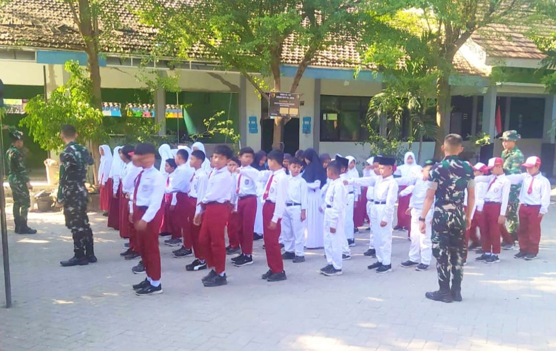 Kehadiran prajurit TNI di tengah lingkungan sekolah juga menciptakan suasana yang akrab. Interaksi yang terjalin selama latihan membuat para siswa lebih percaya diri dan semakin termotivasi untuk memberikan penampilan terbaik pada perlombaan mendatang.