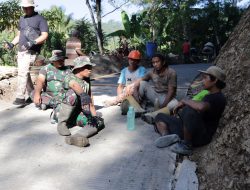 Momen Istirahat Satgas TMMD dan Warga Pererat Kebersamaan di Gumelem Kulon