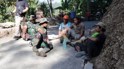 Kebersamaan itu tampak saat personel Satgas TMMD memanfaatkan waktu istirahat untuk bercengkerama dengan warga di lokasi pembangunan rabat beton, Dusun Kunir RT 01 RW 09, Desa Gumelem Kulon, Kecamatan Susukan, Rabu (22/7/2026).