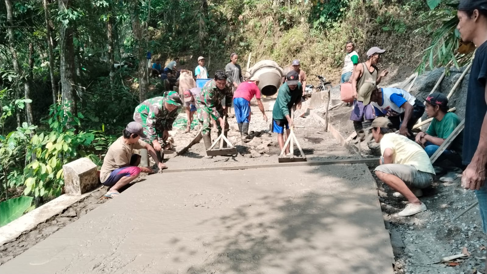 progres pengerjaan jalan di Dusun Kunir RT 01/RW 09, Desa Gumelem Kulon, Kecamatan Susukan, kini telah mencapai 24 persen, Kamis (23/7/2026).