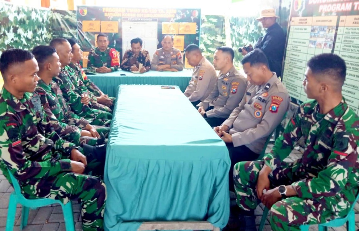 Untuk memastikan seluruh pekerjaan berjalan sesuai target, Satgas TMMD ke- 129 Kodim 0813 Bojonegoro bersama unsur pemerintah desa, Polri dan pihak terkait menggelar rapat koordinasi percepatan di Posko TMMD, Kamis, (23/7/2026).