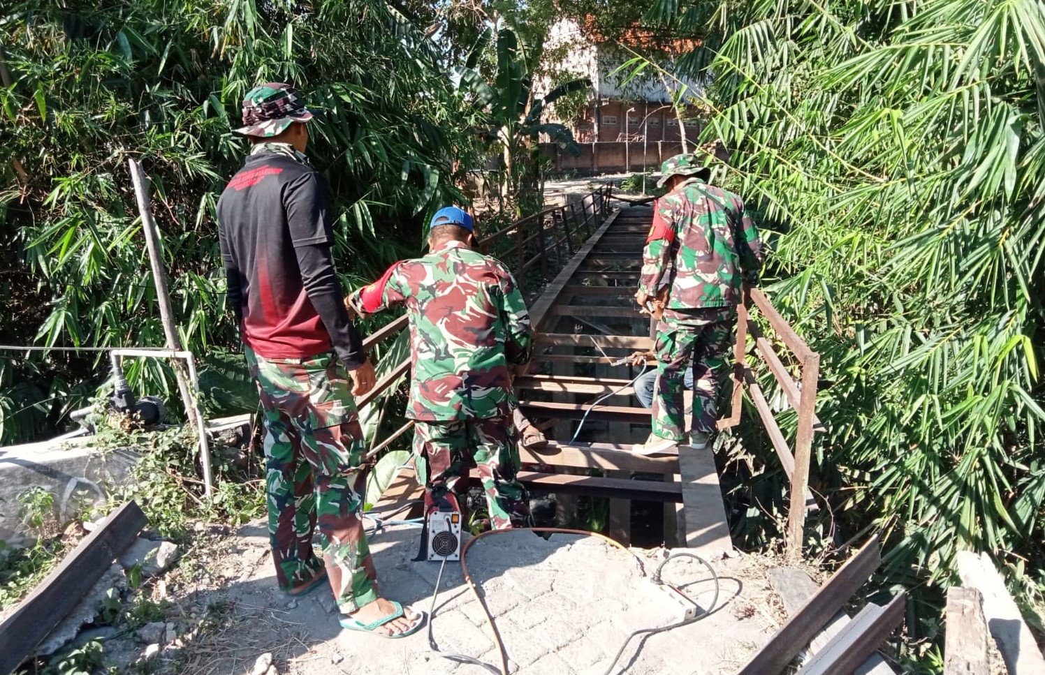 Pengerjaan infrastruktur vital ini dilakukan secara bahu-membahu dan penuh semangat gotong royong antara personel Satgas TMMD dengan masyarakat setempat.