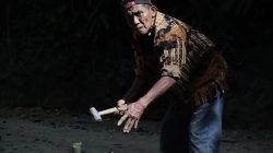Di usianya yang tak lagi muda, Sumardi membuktikan bahwa semangat gotong royong tidak pernah mengenal batas usia, Sabtu (25/07/2026).