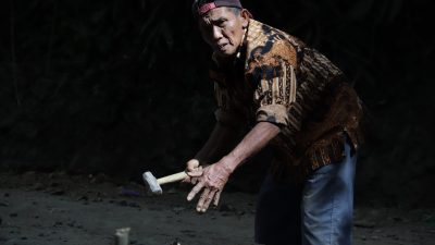 Di usianya yang tak lagi muda, Sumardi membuktikan bahwa semangat gotong royong tidak pernah mengenal batas usia, Sabtu (25/07/2026).