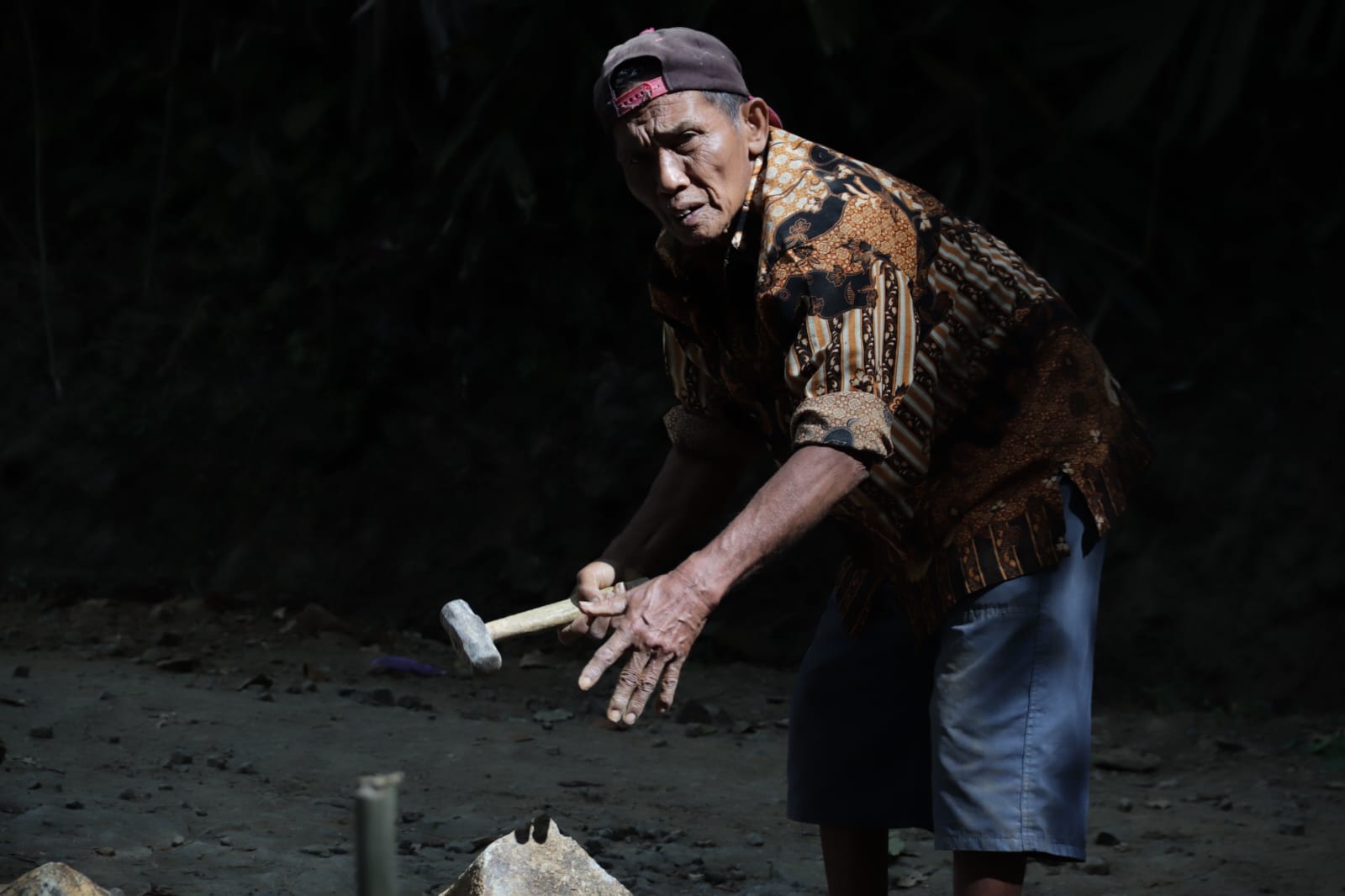 Di usianya yang tak lagi muda, Sumardi membuktikan bahwa semangat gotong royong tidak pernah mengenal batas usia, Sabtu (25/07/2026).