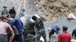 Salah satunya ditunjukkan Pratu Farhan dari Yonif 405/Suryakusuma yang bersama warga tanpa henti memastikan pasokan material untuk pengecoran jalan rabat beton di Dusun Kunir RT 01/RW 09, Desa Gumelem Kulon, Kecamatan Susukan, Selasa (28/7/2026).