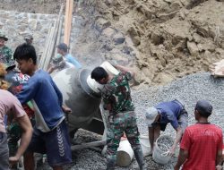 Salah satunya ditunjukkan Pratu Farhan dari Yonif 405/Suryakusuma yang bersama warga tanpa henti memastikan pasokan material untuk pengecoran jalan rabat beton di Dusun Kunir RT 01/RW 09, Desa Gumelem Kulon, Kecamatan Susukan, Selasa (28/7/2026). Salah satunya ditunjukkan Pratu Farhan dari Yonif 405/Suryakusuma yang bersama warga tanpa henti memastikan pasokan material untuk pengecoran jalan rabat beton di Dusun Kunir RT 01/RW 09, Desa Gumelem Kulon, Kecamatan Susukan, Selasa (28/7/2026).