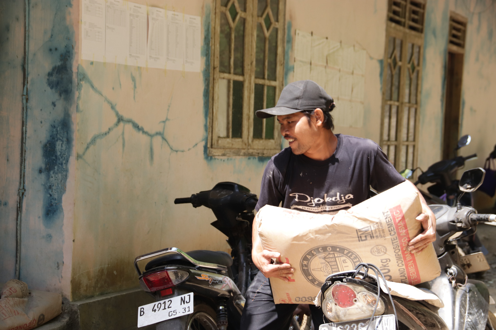 Kendaraan sederhana itu setiap hari hilir mudik mengangkut sak-sak semen menuju lokasi pembangunan di Dusun Kunir, Desa Gumelem Kulon, Kecamatan Susukan, Jumat (17/7/2026).