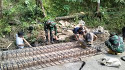 Satgas TMMD Reguler ke-129 Tahun Anggaran 2026 Kodim 0704/Banjarnegara terus memaksimalkan pengerjaan sasaran fisik di Desa Gumelem Kulon, Kecamatan Susukan. Salah satu tahapan yang tengah dikerjakan adalah perakitan tulangan besi untuk plat beton di Dusun Kunir RT 01 RW 09, Minggu (26/7/2026)
