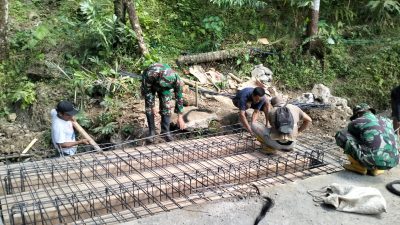Satgas TMMD Reguler ke-129 Tahun Anggaran 2026 Kodim 0704/Banjarnegara terus memaksimalkan pengerjaan sasaran fisik di Desa Gumelem Kulon, Kecamatan Susukan. Salah satu tahapan yang tengah dikerjakan adalah perakitan tulangan besi untuk plat beton di Dusun Kunir RT 01 RW 09, Minggu (26/7/2026)