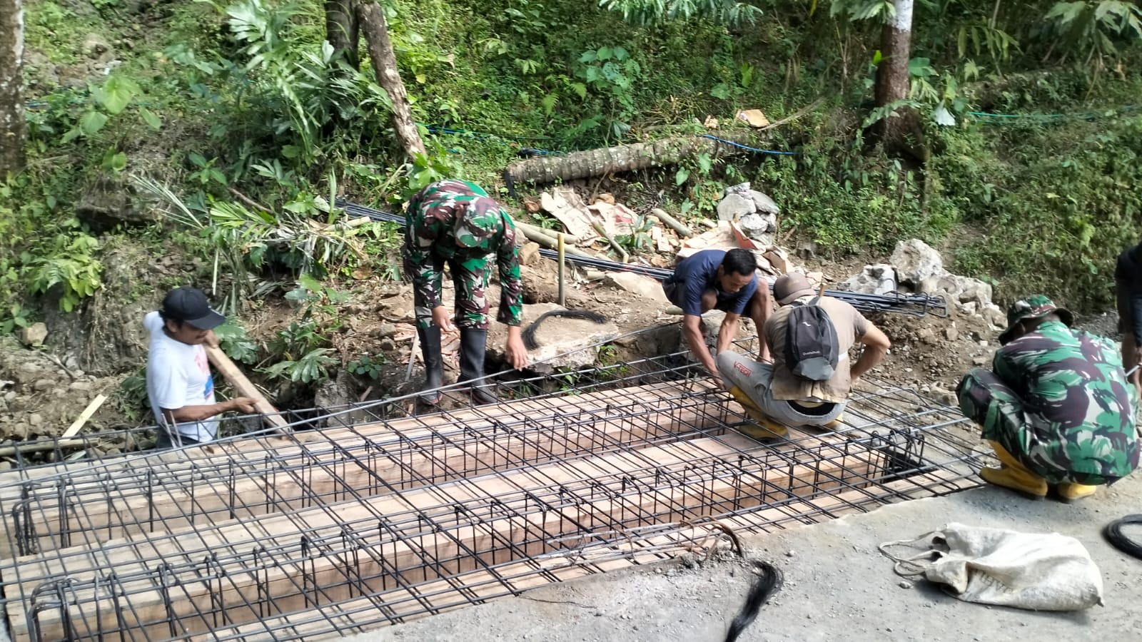 Satgas TMMD Reguler ke-129 Tahun Anggaran 2026 Kodim 0704/Banjarnegara terus memaksimalkan pengerjaan sasaran fisik di Desa Gumelem Kulon, Kecamatan Susukan. Salah satu tahapan yang tengah dikerjakan adalah perakitan tulangan besi untuk plat beton di Dusun Kunir RT 01 RW 09, Minggu (26/7/2026)