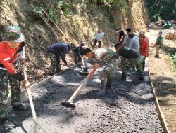 Sebuah talang seng menjadi andalan untuk menyalurkan adukan beton dari mesin molen menuju titik pengecoran di Dusun Kunir RT 01/09, Desa Gumelem Kulon, Kecamatan Susukan, Senin (27/7/2026). Sebuah talang seng menjadi andalan untuk menyalurkan adukan beton dari mesin molen menuju titik pengecoran di Dusun Kunir RT 01/09, Desa Gumelem Kulon, Kecamatan Susukan, Senin (27/7/2026).