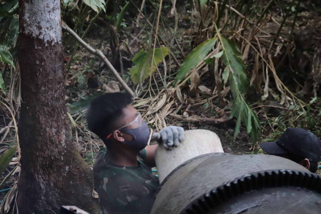 Deru mesin molen terdengar tanpa henti mengiringi pelaksanaan TNI Manunggal Membangun Desa (TMMD) Reguler ke-129 Tahun Anggaran 2026 Kodim 0704/Banjarnegara di Dusun Kunir RT 01/RW 09, Desa Gumelem Kulon, Kecamatan Susukan, Jumat (31/7/2026).