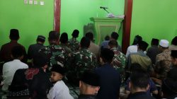 Kesibukan pembangunan dalam program TNI Manunggal Membangun Desa (TMMD) Reguler ke-129 Tahun Anggaran 2026 Kodim 0704/Banjarnegara sejenak berhenti saat azan berkumandang di Dusun Kunir RT 01/RW 09, Desa Gumelem Kulon, Kecamatan Susukan, Sabtu (18/7/2026).