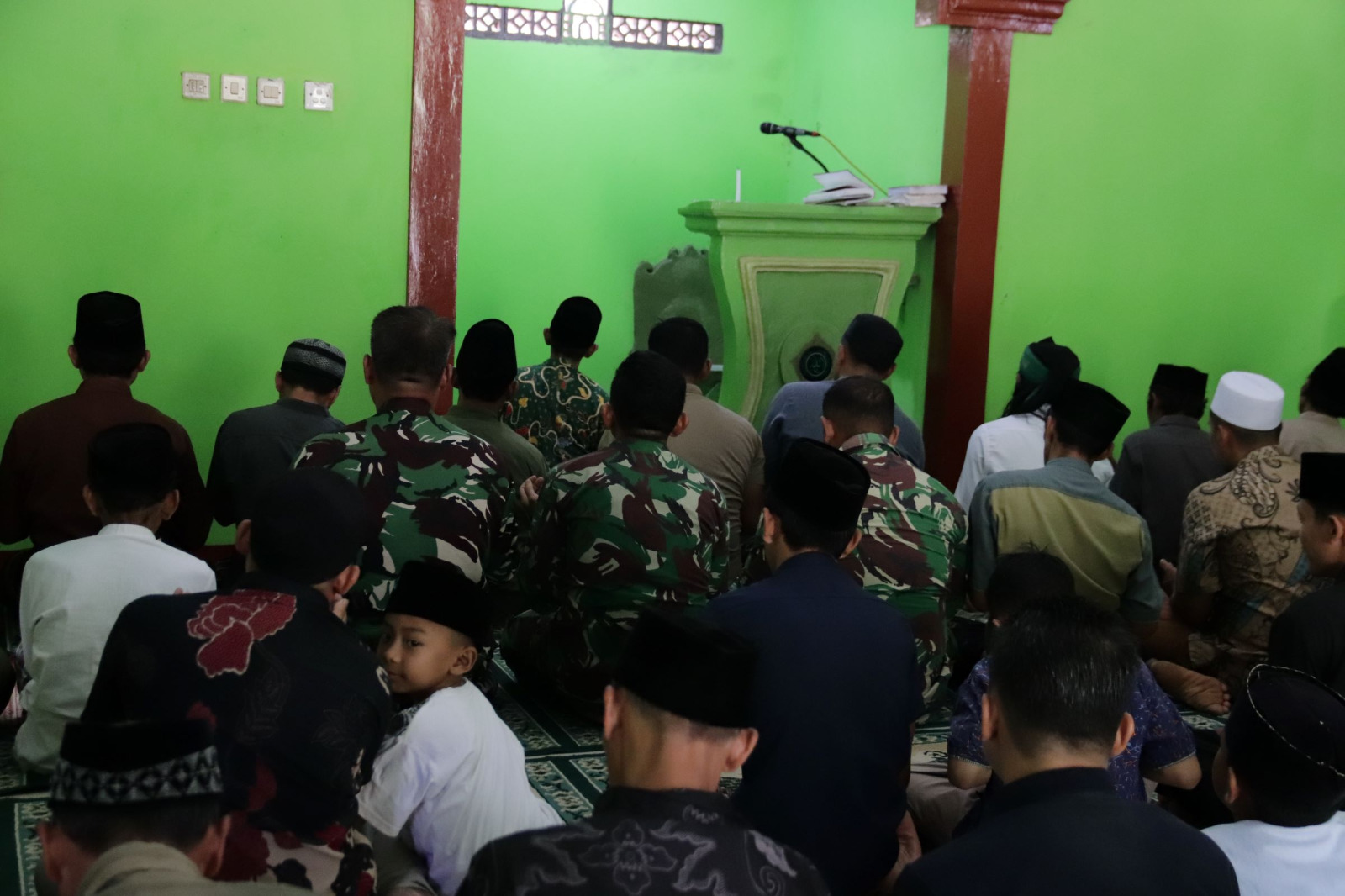 Kesibukan pembangunan dalam program TNI Manunggal Membangun Desa (TMMD) Reguler ke-129 Tahun Anggaran 2026 Kodim 0704/Banjarnegara sejenak berhenti saat azan berkumandang di Dusun Kunir RT 01/RW 09, Desa Gumelem Kulon, Kecamatan Susukan, Sabtu (18/7/2026).
