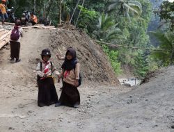Viral! Senyum Kalisa dan Arumi Curi Perhatian di Lokasi TMMD, Potret Manis Generasi Penerus Bangsa