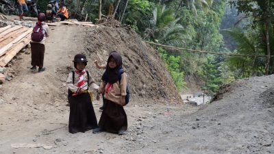 Viral! Senyum Kalisa dan Arumi Curi Perhatian di Lokasi TMMD, Potret Manis Generasi Penerus Bangsa