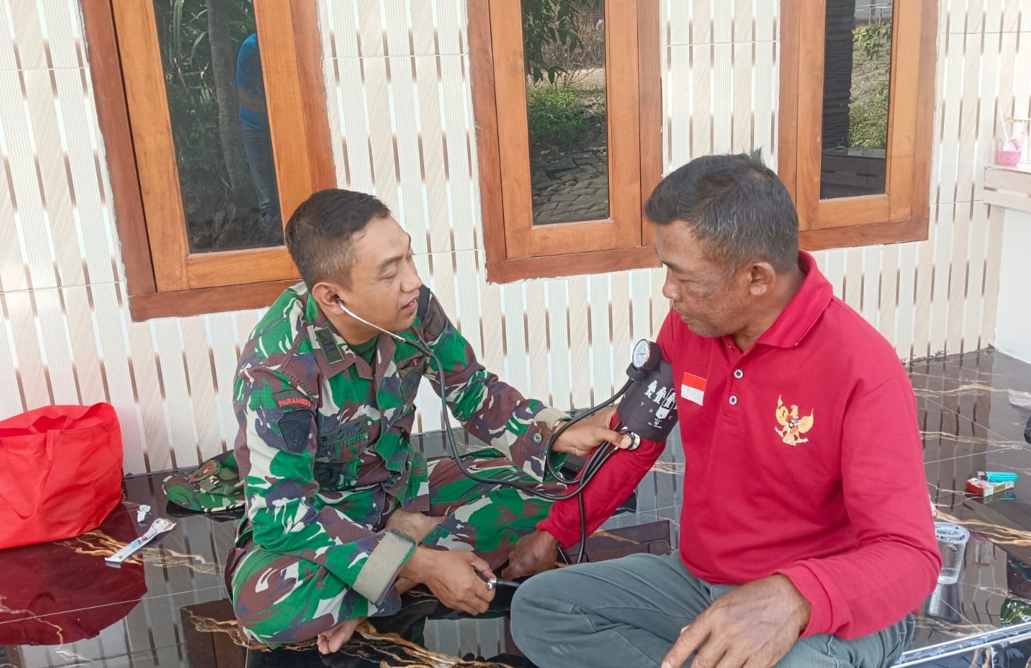 Bertempat di Pos 1 Satgas TMMD Dusun Krebet, tim kesehatan memberikan berbagai layanan medis, mulai dari pemeriksaan tekanan darah, konsultasi kesehatan, hingga pemberian vitamin sesuai kebutuhan warga.