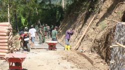 Semangat gotong royong terus mengiringi pelaksanaan TMMD Reguler ke-129 Tahun Anggaran 2026 Kodim 0704/Banjarnegara. Di Dusun Kunir RT 01/RW 09, Desa Gumelem Kulon, Kecamatan Susukan, warga bersama personel Satgas TMMD bahu-membahu mempersiapkan pembangunan rabat beton