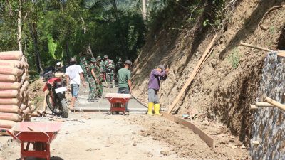 Semangat gotong royong terus mengiringi pelaksanaan TMMD Reguler ke-129 Tahun Anggaran 2026 Kodim 0704/Banjarnegara. Di Dusun Kunir RT 01/RW 09, Desa Gumelem Kulon, Kecamatan Susukan, warga bersama personel Satgas TMMD bahu-membahu mempersiapkan pembangunan rabat beton