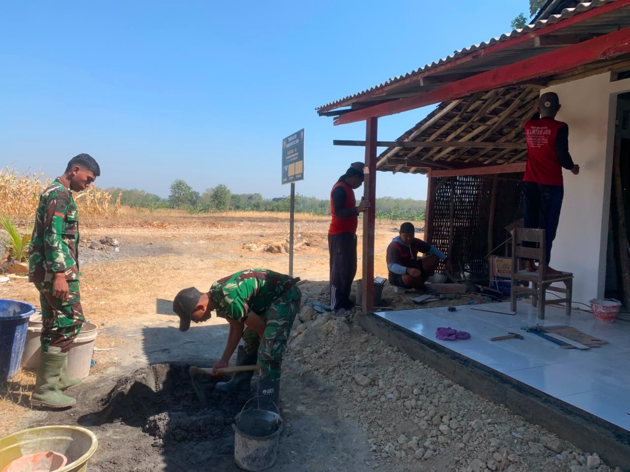 Salah satu rumah yang kini memasuki tahap akhir pengerjaan adalah milik Wagini (72), warga Dusun Krisik RT 010 RW 004, Desa Kesongo, Kecamatan Kedungadem, Senin (27/7/2026).