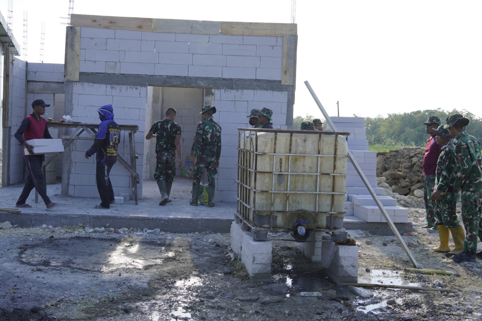 Saat meninjau lokasi pembangunan pada Senin (27/7/2026), Komandan Satgas TMMD ke-129 Kodim 0813/Bojonegoro, Letkol Inf Dedy Dwi Wijayanto, mengatakan bahwa fasilitas tersebut dirancang sebagai ruang pemberdayaan bagi pelaku usaha mikro, kecil, dan menengah (UMKM) di Desa Kesongo.