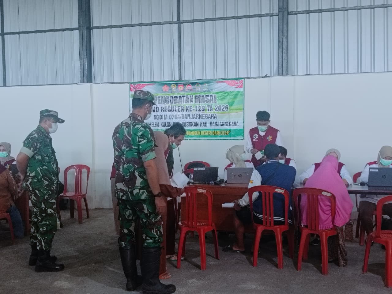 Salah satunya terlihat saat Sertu Mintarko, anggota Satgas TMMD, bersama Sholahudin (45), warga Dusun Kunir RT 01/RW 09, Desa Gumelem Kulon, Kecamatan Susukan, merangkai dan mengikat begel sebagai tulang penguat konstruksi bangunan, Selasa (21/07/2026).