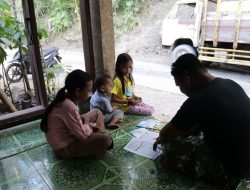 Pratu Brian Sitorus Manfaatkan Waktu Istirahat untuk Dampingi Anak-Anak Belajar di Lokasi TMMD