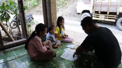 Di sela waktu istirahat, Pratu Brian Sitorus memanfaatkan kesempatan untuk mendampingi anak-anak belajar di Dusun Kunir RT 01 RW 09, Desa Gumelem Kulon, Kecamatan Susukan, Rabu (22/7/2026).