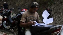 Peran tersebut dijalankan oleh Eko (40), warga Dusun Kunir RT 01/RW 09, Desa Gumelem Kulon, Kecamatan Susukan, yang setiap hari bertugas mencatat kehadiran warga dalam kegiatan gotong royong, Kamis (23/7/2026).