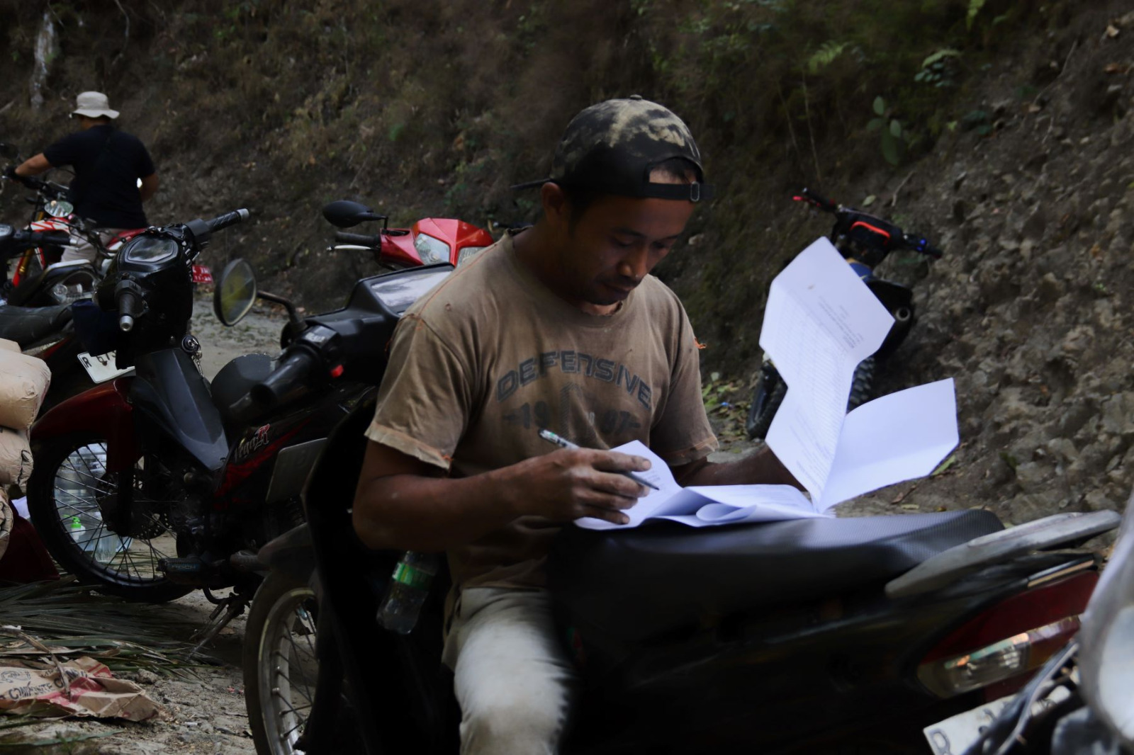 Peran tersebut dijalankan oleh Eko (40), warga Dusun Kunir RT 01/RW 09, Desa Gumelem Kulon, Kecamatan Susukan, yang setiap hari bertugas mencatat kehadiran warga dalam kegiatan gotong royong, Kamis (23/7/2026).