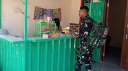 Kehangatan interaksi tersebut terpancar pada Sabtu (25/7/2026), saat salah satu personel Satgas TMMD, Praka Andi Aprianto, menyempatkan diri singgah di kios milik Mbak Ika untuk membeli minuman dan makanan ringan.
