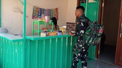 Kehangatan interaksi tersebut terpancar pada Sabtu (25/7/2026), saat salah satu personel Satgas TMMD, Praka Andi Aprianto, menyempatkan diri singgah di kios milik Mbak Ika untuk membeli minuman dan makanan ringan.