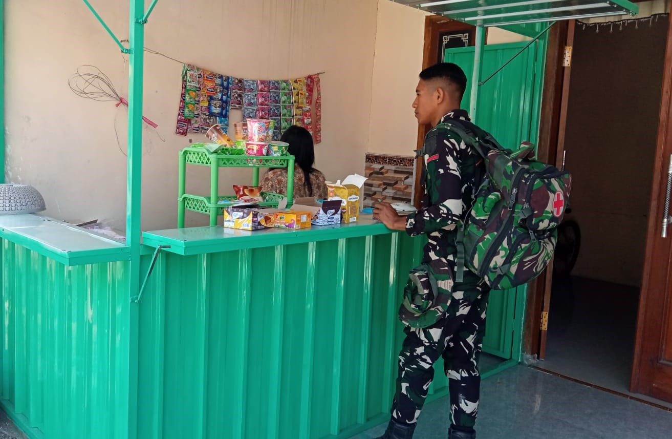 Kehangatan interaksi tersebut terpancar pada Sabtu (25/7/2026), saat salah satu personel Satgas TMMD, Praka Andi Aprianto, menyempatkan diri singgah di kios milik Mbak Ika untuk membeli minuman dan makanan ringan.