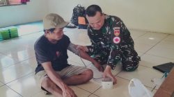 Satgas TMMD yang dipimpin Peltu Arif berkeliling mendatangi warga yang sedang bergotong royong untuk memberikan pemeriksaan kesehatan di lokasi pengecoran rabat beton sepanjang 737 meter, lebar 2,5 meter, dan tebal 0,15 meter di Dusun Kunir RT 01/09, Desa Gumelem Kulon, Kecamatan Susukan, Kabupaten Banjarnegara, Sabtu (25/07/2026)