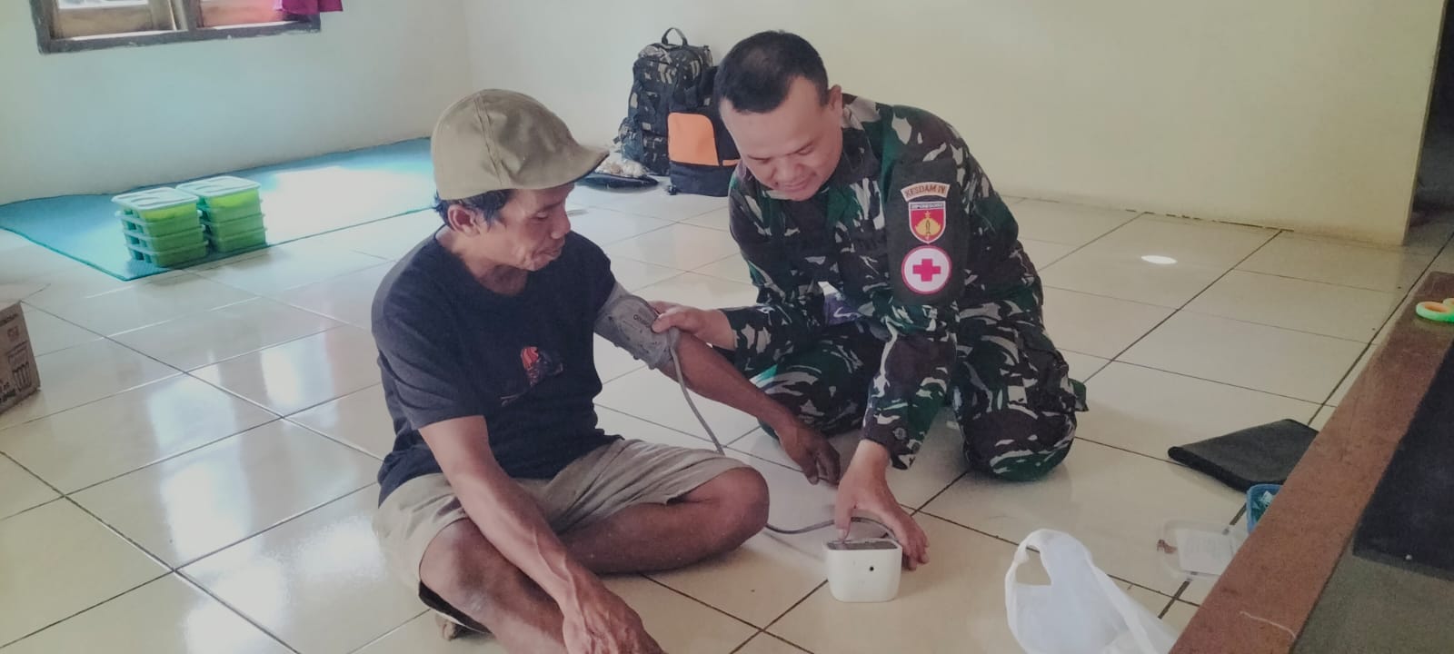 Satgas TMMD yang dipimpin Peltu Arif berkeliling mendatangi warga yang sedang bergotong royong untuk memberikan pemeriksaan kesehatan di lokasi pengecoran rabat beton sepanjang 737 meter, lebar 2,5 meter, dan tebal 0,15 meter di Dusun Kunir RT 01/09, Desa Gumelem Kulon, Kecamatan Susukan, Kabupaten Banjarnegara, Sabtu (25/07/2026)