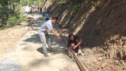 Salah satunya ditunjukkan Pratu Farhan dari Yonif 405/Suryakusuma yang bersama warga tanpa henti memastikan pasokan material untuk pengecoran jalan rabat beton di Dusun Kunir RT 01/RW 09, Desa Gumelem Kulon, Kecamatan Susukan, Selasa (28/7/2026).