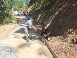 Salah satunya ditunjukkan Pratu Farhan dari Yonif 405/Suryakusuma yang bersama warga tanpa henti memastikan pasokan material untuk pengecoran jalan rabat beton di Dusun Kunir RT 01/RW 09, Desa Gumelem Kulon, Kecamatan Susukan, Selasa (28/7/2026). Salah satunya ditunjukkan Pratu Farhan dari Yonif 405/Suryakusuma yang bersama warga tanpa henti memastikan pasokan material untuk pengecoran jalan rabat beton di Dusun Kunir RT 01/RW 09, Desa Gumelem Kulon, Kecamatan Susukan, Selasa (28/7/2026).