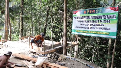 Memasuki tahap persiapan pondasi, warga bersama Satgas TMMD melaksanakan pemasangan bekisting di Dusun Kunir RT 01 RW 09, Desa Gumelem Kulon, Kecamatan Susukan, Minggu (26/7/2026).