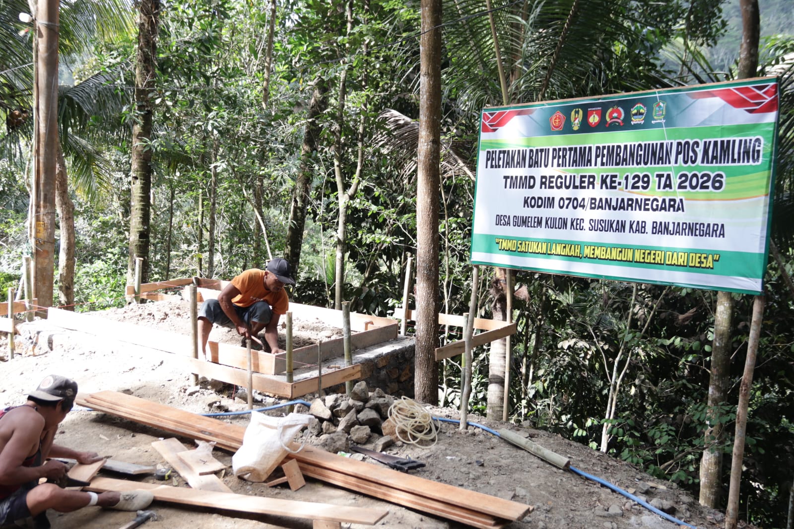 Memasuki tahap persiapan pondasi, warga bersama Satgas TMMD melaksanakan pemasangan bekisting di Dusun Kunir RT 01 RW 09, Desa Gumelem Kulon, Kecamatan Susukan, Minggu (26/7/2026).