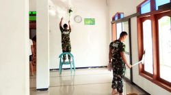 Sejak pagi, prajurit TNI dan masyarakat bergotong royong membersihkan area tempat ibadah, mulai dari menyapu halaman, membersihkan ruang salat dan tempat wudu, merapikan lingkungan sekitar, hingga mengangkut sampah yang berada di sekitar masjid.