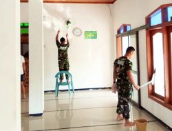 Satgas TMMD ke-129 Kodim 0813 Bojonegoro dan Warga Gotong Royong Bersihkan Masjid Desa Kesongo
