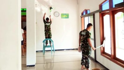 Sejak pagi, prajurit TNI dan masyarakat bergotong royong membersihkan area tempat ibadah, mulai dari menyapu halaman, membersihkan ruang salat dan tempat wudu, merapikan lingkungan sekitar, hingga mengangkut sampah yang berada di sekitar masjid.