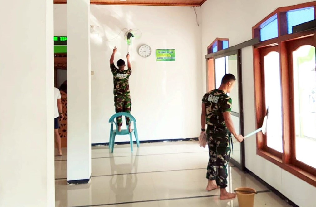 Sejak pagi, prajurit TNI dan masyarakat bergotong royong membersihkan area tempat ibadah, mulai dari menyapu halaman, membersihkan ruang salat dan tempat wudu, merapikan lingkungan sekitar, hingga mengangkut sampah yang berada di sekitar masjid.