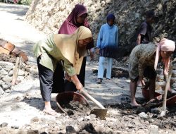 Dengan penuh semangat, ia mendorong angkong berisi tanah untuk mendukung pekerjaan pengecoran rabat beton sepanjang 737 meter, lebar 2,5 meter, dan tebal 0,15 meter di Dusun Kunir RT 01/09, Desa Gumelem Kulon, Kecamatan Susukan, Senin (27/07/2026). Dengan penuh semangat, ia mendorong angkong berisi tanah untuk mendukung pekerjaan pengecoran rabat beton sepanjang 737 meter, lebar 2,5 meter, dan tebal 0,15 meter di Dusun Kunir RT 01/09, Desa Gumelem Kulon, Kecamatan Susukan, Senin (27/07/2026).