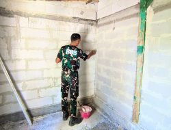 Dinding bata ringan yang sebelumnya tampak sederhana kini mulai terlihat lebih rapi setelah mendapat sentuhan tangan para prajurit Satgas TNI Manunggal Membangun Desa (TMMD) ke-129 Kodim 0813 Bojonegoro.