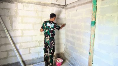 Dinding bata ringan yang sebelumnya tampak sederhana kini mulai terlihat lebih rapi setelah mendapat sentuhan tangan para prajurit Satgas TNI Manunggal Membangun Desa (TMMD) ke-129 Kodim 0813 Bojonegoro.